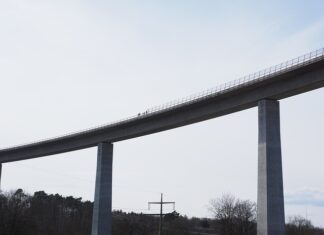 Co to jest mostkowanie gniazdka?