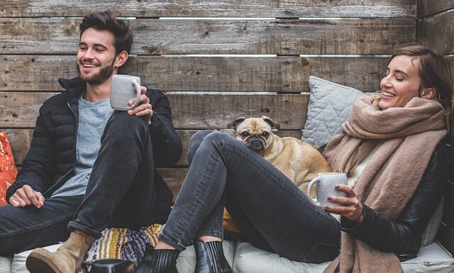 Czy beżowe buty pasują do czarnej sukienki?